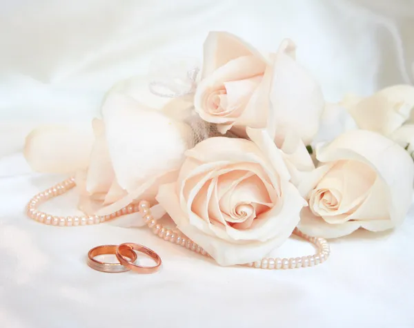 结婚戒指和玫瑰 — 图库照片