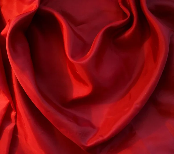 배경으로 우아한 붉은 실크에서 붉은 심장 — 스톡 사진