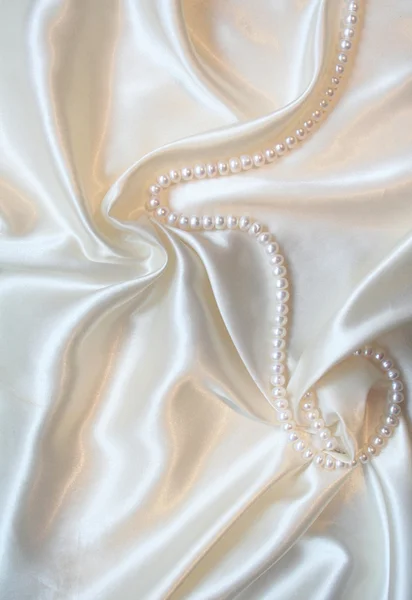 Seda blanca elegante lisa con perlas como fondo de boda — Foto de Stock
