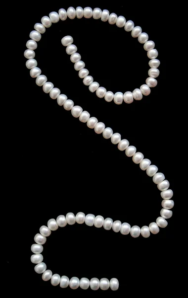 Perles blanches sur la soie noire — Photo