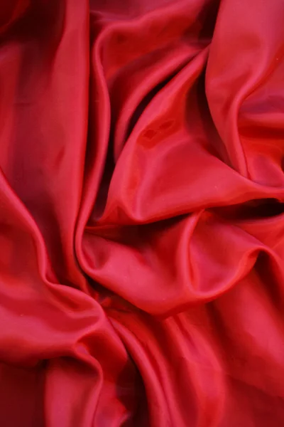 Hladké červeného hedvábí jako pozadí — Stockfoto
