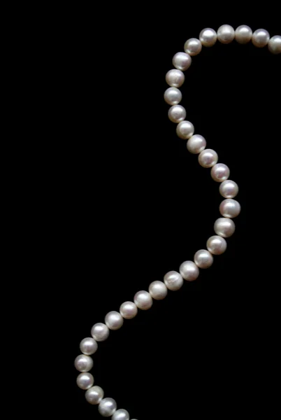 Perle bianche sulla seta nera come sfondo — Foto Stock