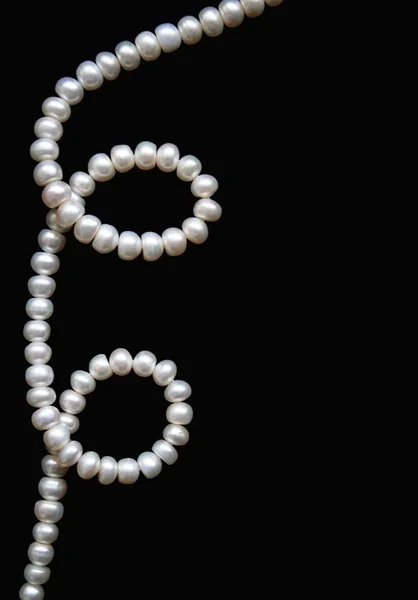 Perle bianche sulla seta nera come sfondo — Foto Stock