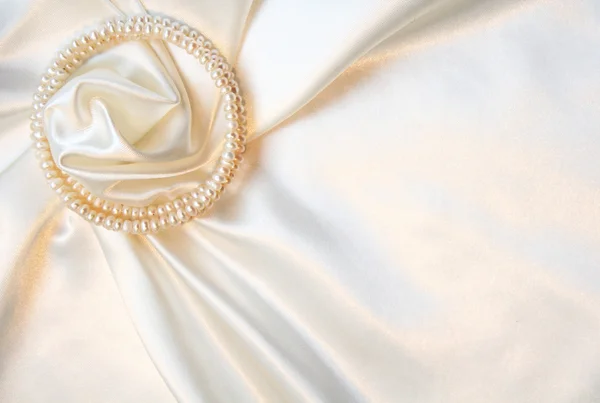 Smooth elegant white silk with pearls as wedding background — Stock Photo, Image