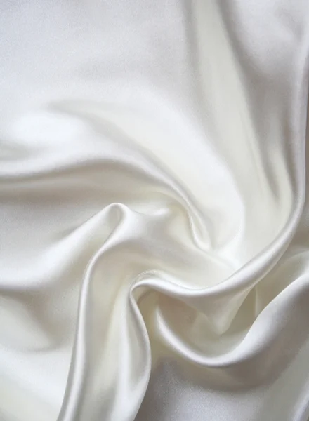 Sileä tyylikäs valkoinen silkki taustana — kuvapankkivalokuva