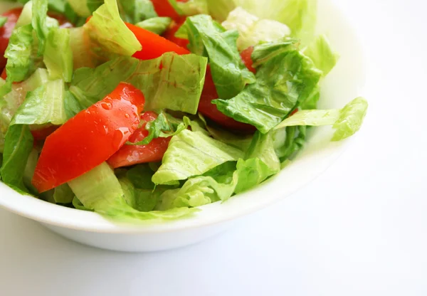 Здоровый вегетарианский салат на белой тарелке — стоковое фото