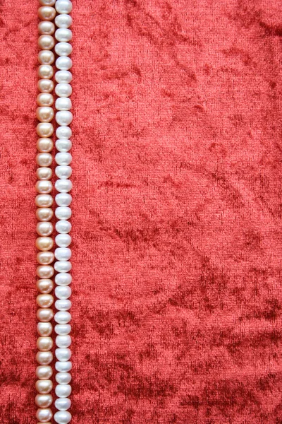 Perlas blancas y rosadas en terciopelo de terracota — Foto de Stock