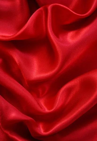 Hladké červeného hedvábí jako pozadí — Stockfoto