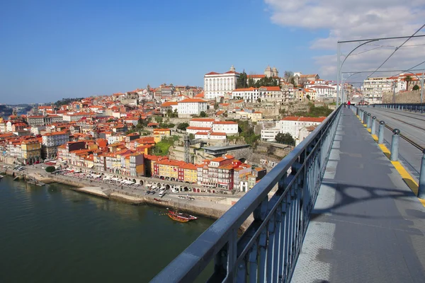 ポルトガル。ポルト市。山積みのドウロ川堤防のビュー — ストック写真