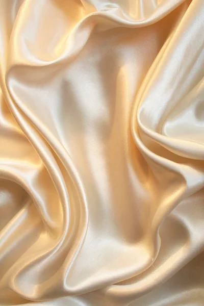Гладкий елегантний золотий атлас як фон — стокове фото