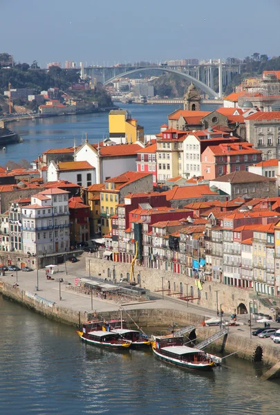 Португалія. Міста Порто. Вид на набережну річки Дору — стокове фото