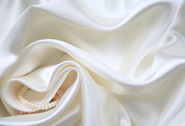 Soie blanche élégante lisse avec des perles comme fond de mariage — Photo
