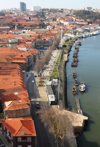 葡萄牙。波尔图。盖亚。杜罗河路堤的视图 — 图库照片