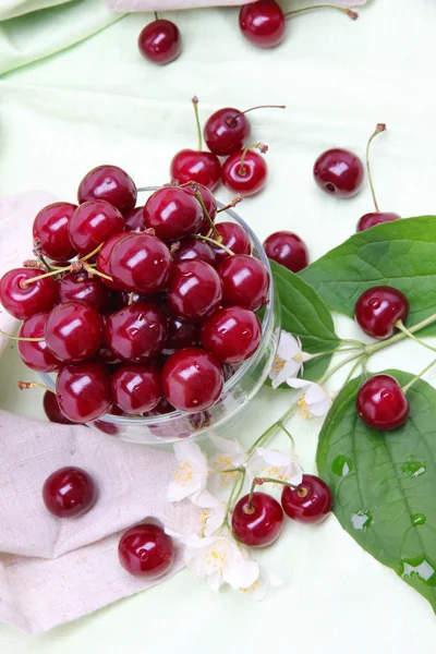 Sweet cherry i glasskål — Stockfoto