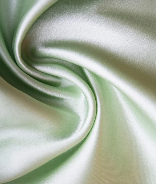 Гладкий элегантный зеленый шелк в качестве фона — стоковое фото