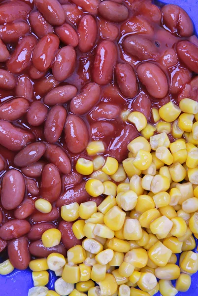 Czerwony ciąg fasola w sosie pomidorowym i kukurydzy — Zdjęcie stockowe