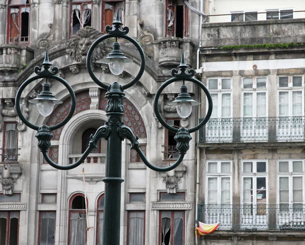 Португалия. Порто-Сити. Древний фонарь — стоковое фото