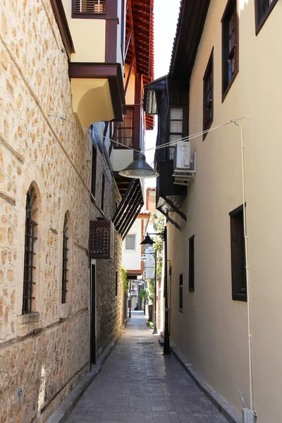 Turecko. město Antalya. ulice tradiční turecký dům — Stock fotografie