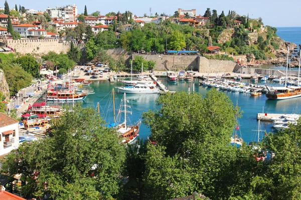 Turecko. město Antalya. pohled na přístav — Stock fotografie