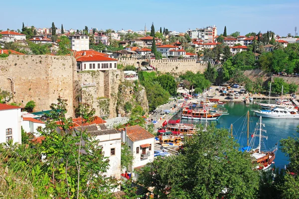 Turecko. město Antalya. pohled na přístav — Stock fotografie