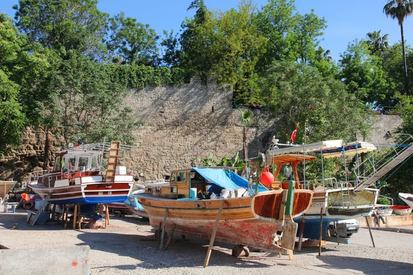 トルコ。アンタルヤの町。カラフルなボート — ストック写真