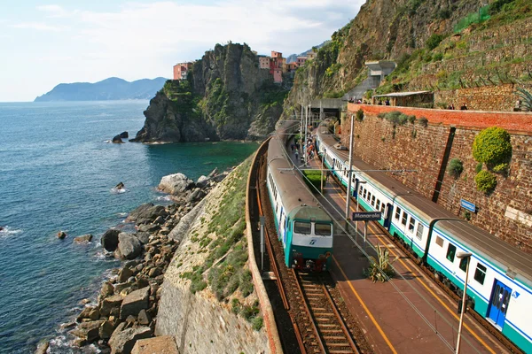 Italia. Cinque Terre. Treno alla stazione di Manarola — Foto Stock