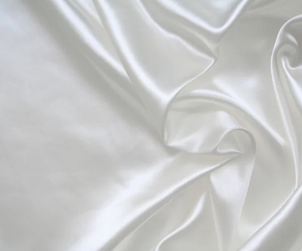 Гладкий элегантный белый шелк в качестве свадебного фона — стоковое фото