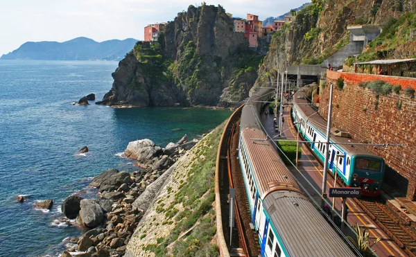 De Italia. Cinque Terre. Tren en la estación Manarola — Foto de Stock