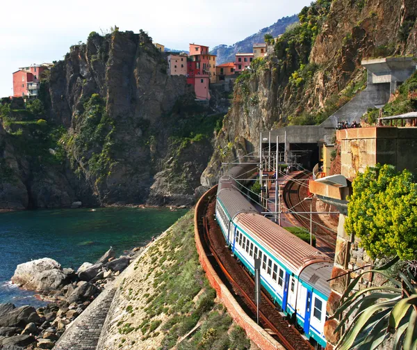 De Italia. Cinque Terre. Tren en la estación Manarola — Foto de Stock