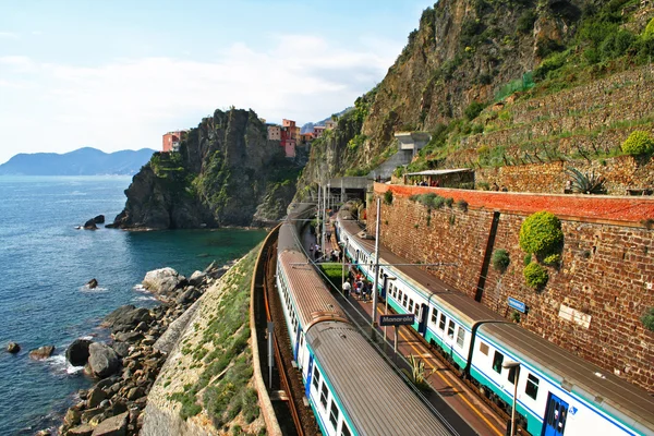 Италия. Cinque Terre. Поезд на станции Манарола — стоковое фото