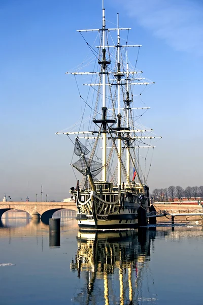 Um navio à vela Diversão ancorado no rio Neva — Fotografia de Stock