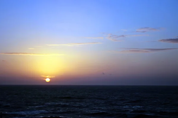Solnedgång på stranden Medelhavet — Stockfoto