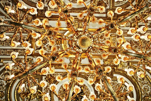 Роскошная люстра в Эрмитаже — стоковое фото