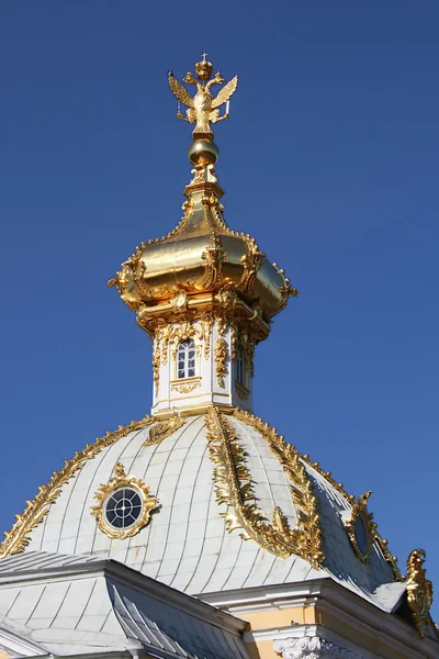 Θόλο της εκκλησίας peterhof μεγάλο παλάτι — Φωτογραφία Αρχείου