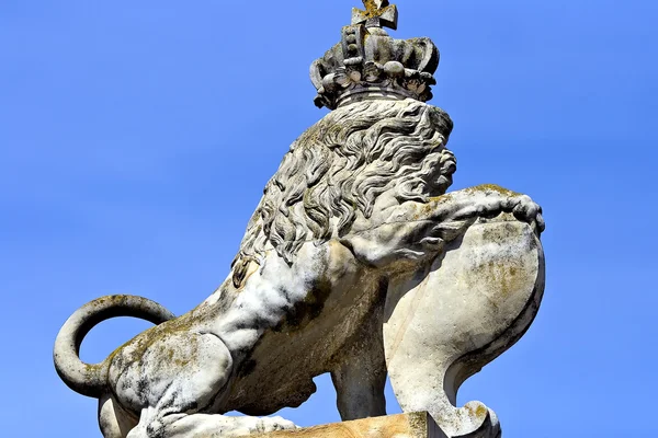 Löwenstatue in einer Krone — Stockfoto