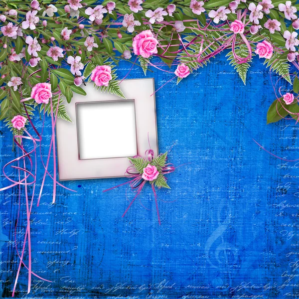 紙と花の美しいサテンラウンドで抽象的な背景を書く — ストック写真
