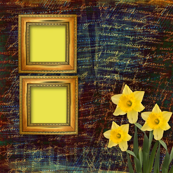 花の束と写真の古い木製フレーム — ストック写真