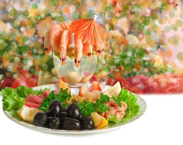 Appetizer of shrimp, fish, meats, olives and fresh vegetables — Stock Photo, Image