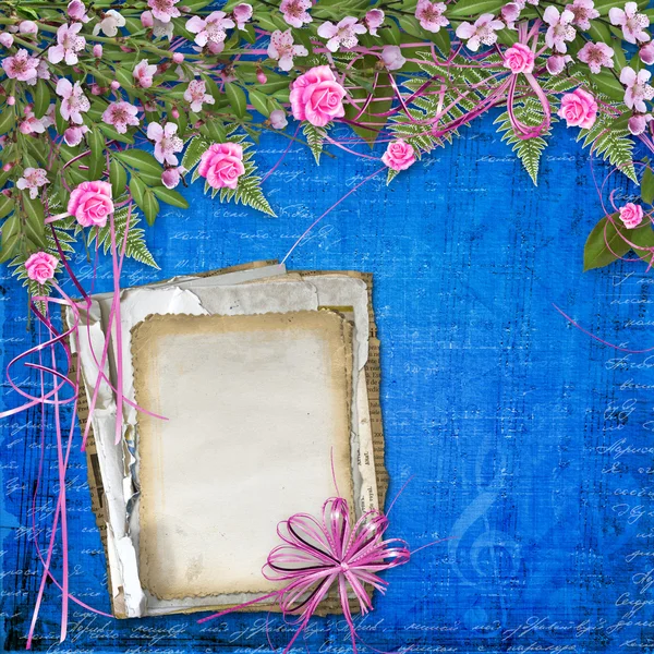 Skriva abstrakt bakgrund med papper och blommor vackra bouq — Stockfoto