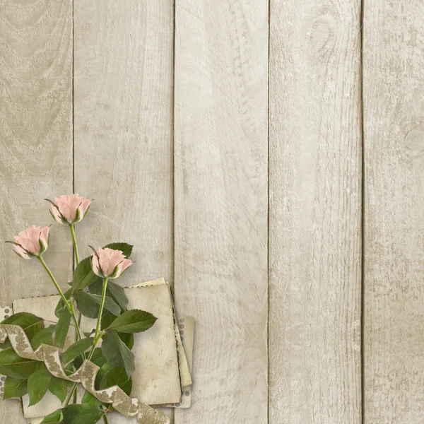 Alter Holzhintergrund mit Rahmen und Blumenstrauß — Stockfoto