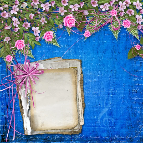 Arka plan ile kağıt ve çiçek güzel bouq yazma — Stok fotoğraf