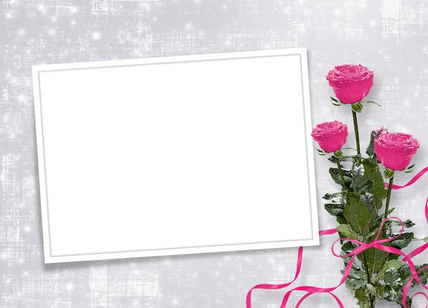 Karta pro blahopřání nebo pozvání s růžovými růžemi — Stock fotografie