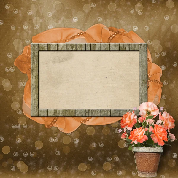 Дерев'яна рамка для фото зі стрічкою, бісером і квітами — стокове фото