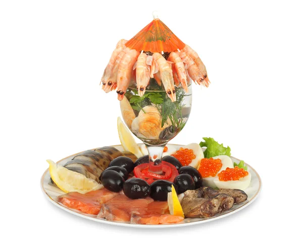 Appetizer of shrimp, fish, caviar, olives and fresh vegetables — Stock Photo, Image