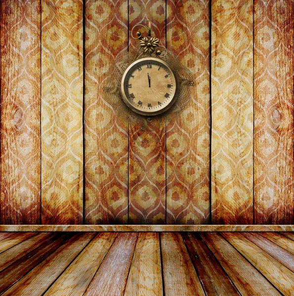 Relógio antigo rosto com rendas na parede na sala — Fotografia de Stock