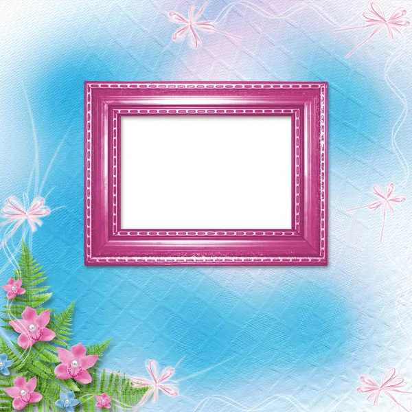 Деревянная рамка для фото с розовыми орхидеями и зеленым папоротником — стоковое фото