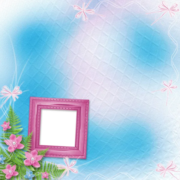 Деревянная рамка для фото с розовыми орхидеями и зеленым папоротником — стоковое фото