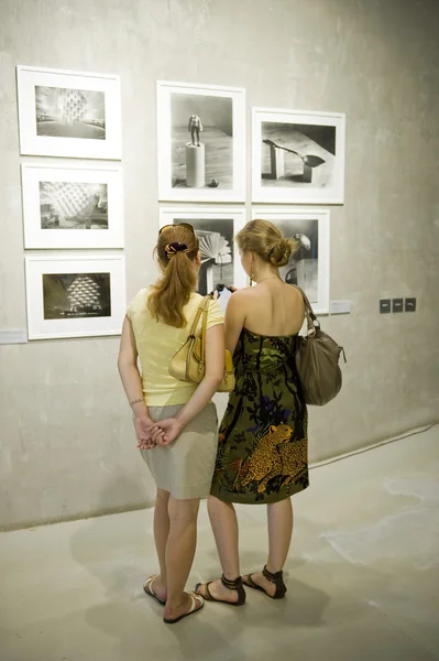 Duas mulheres em exposição de fotos — Fotografia de Stock