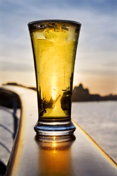 Una pinta de cerveza - sobre el horizonte de Dublín — Foto de Stock