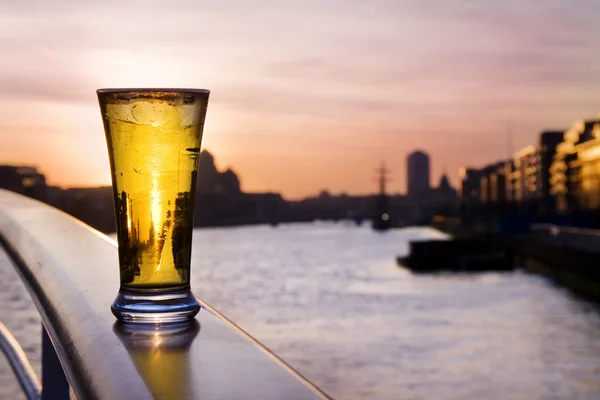 Пинта пива - над Дублином — стоковое фото